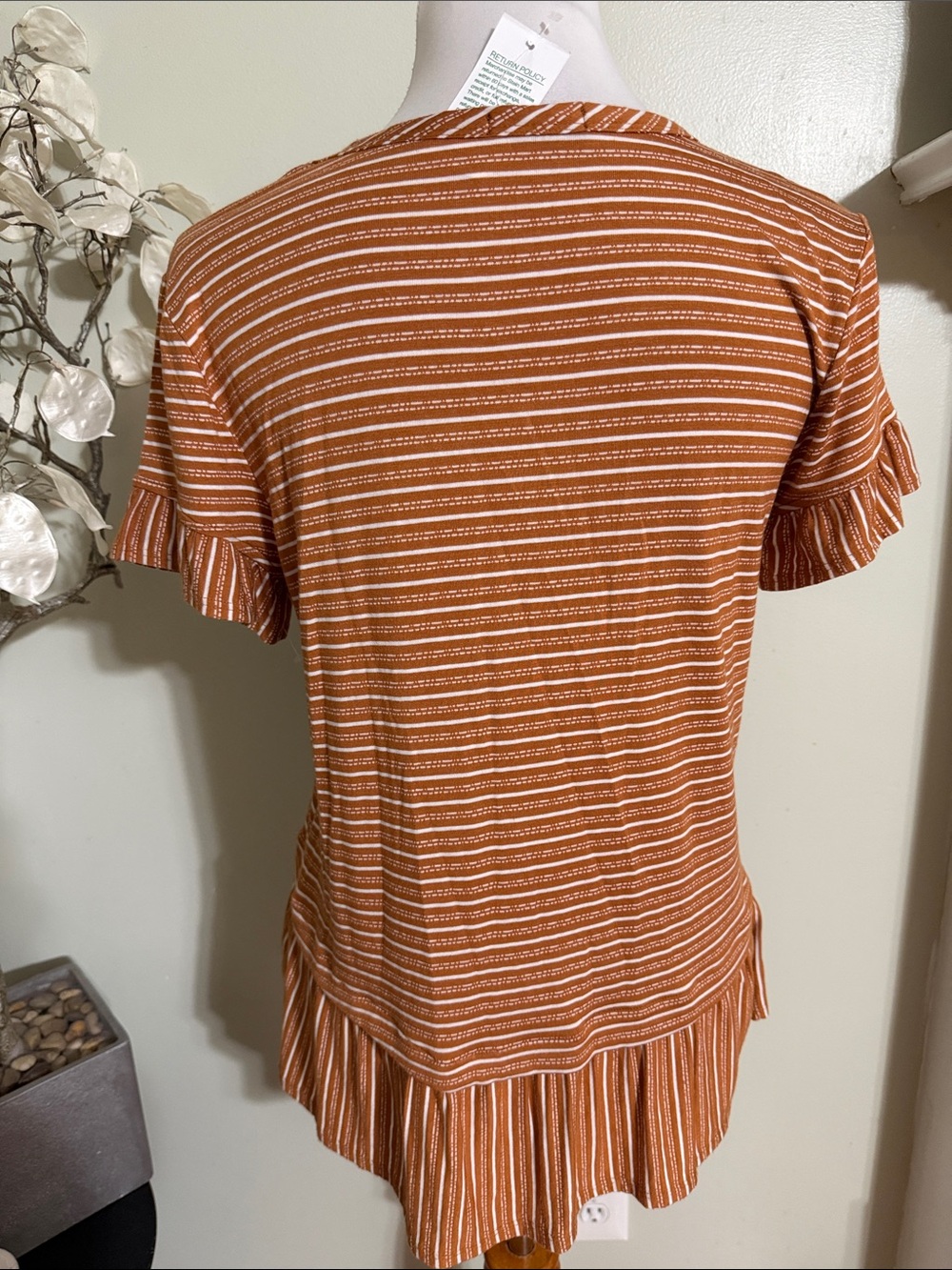 cha cha vente Rust Striped V‑Neck Ruffle Hem Top - Picture 3 of 3